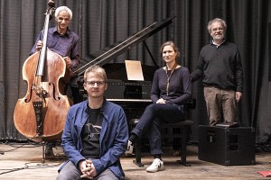 In Remembering Lee (F: Robert Weiss)